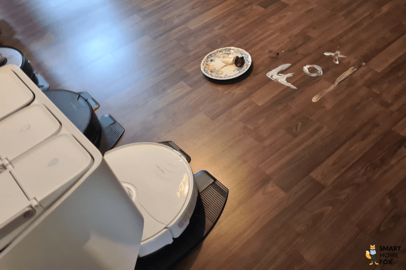 Für den Test der Wischfunktion des Roborock S8 Pro Ultra werden künstliche Flecken auf dem Boden erzeugt.
